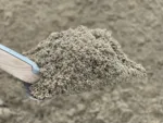 Fint brun stenmel 0/2 mm på en petanquebane med stabil overflade.