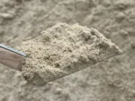 Strandsand 0/1 mm på legeplads med sandkasser og blødt underlag