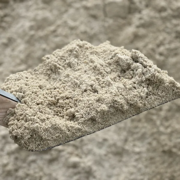 Strandsand 0/1 mm på legeplads med sandkasser og blødt underlag
